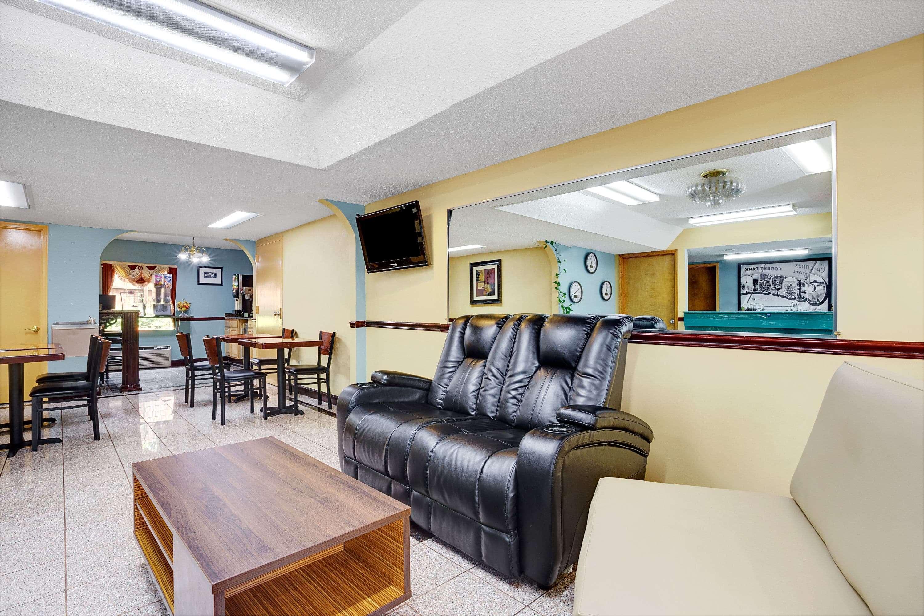 Super 8 By Wyndham Forest Park Εξωτερικό φωτογραφία